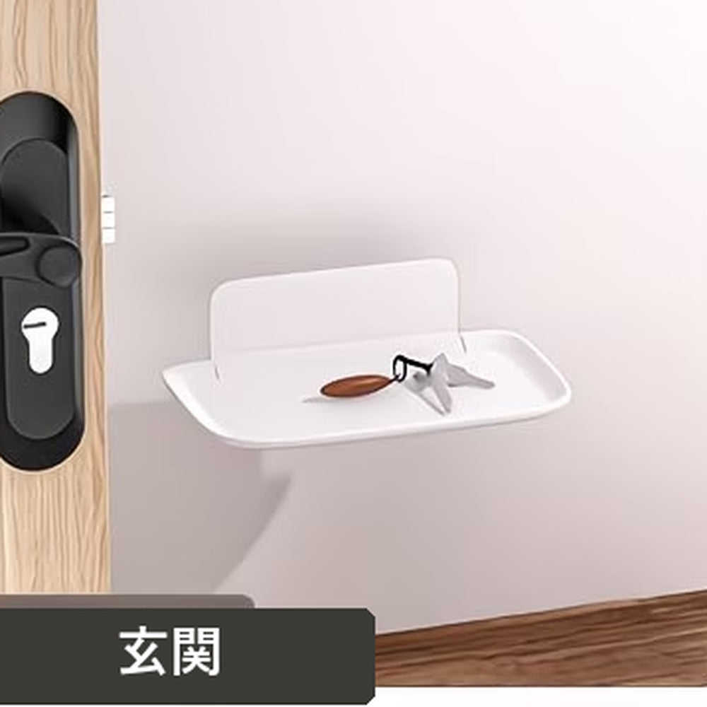 玄関の壁に取り付けた折りたたみ棚に鍵を置いたところ