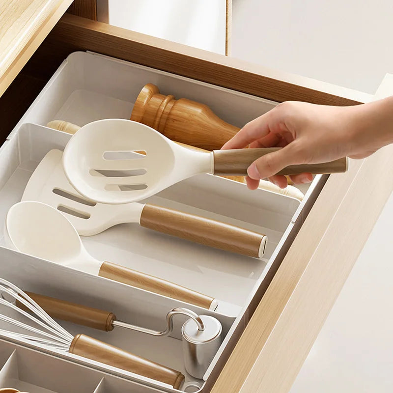 調理器具を出し入れしているところ